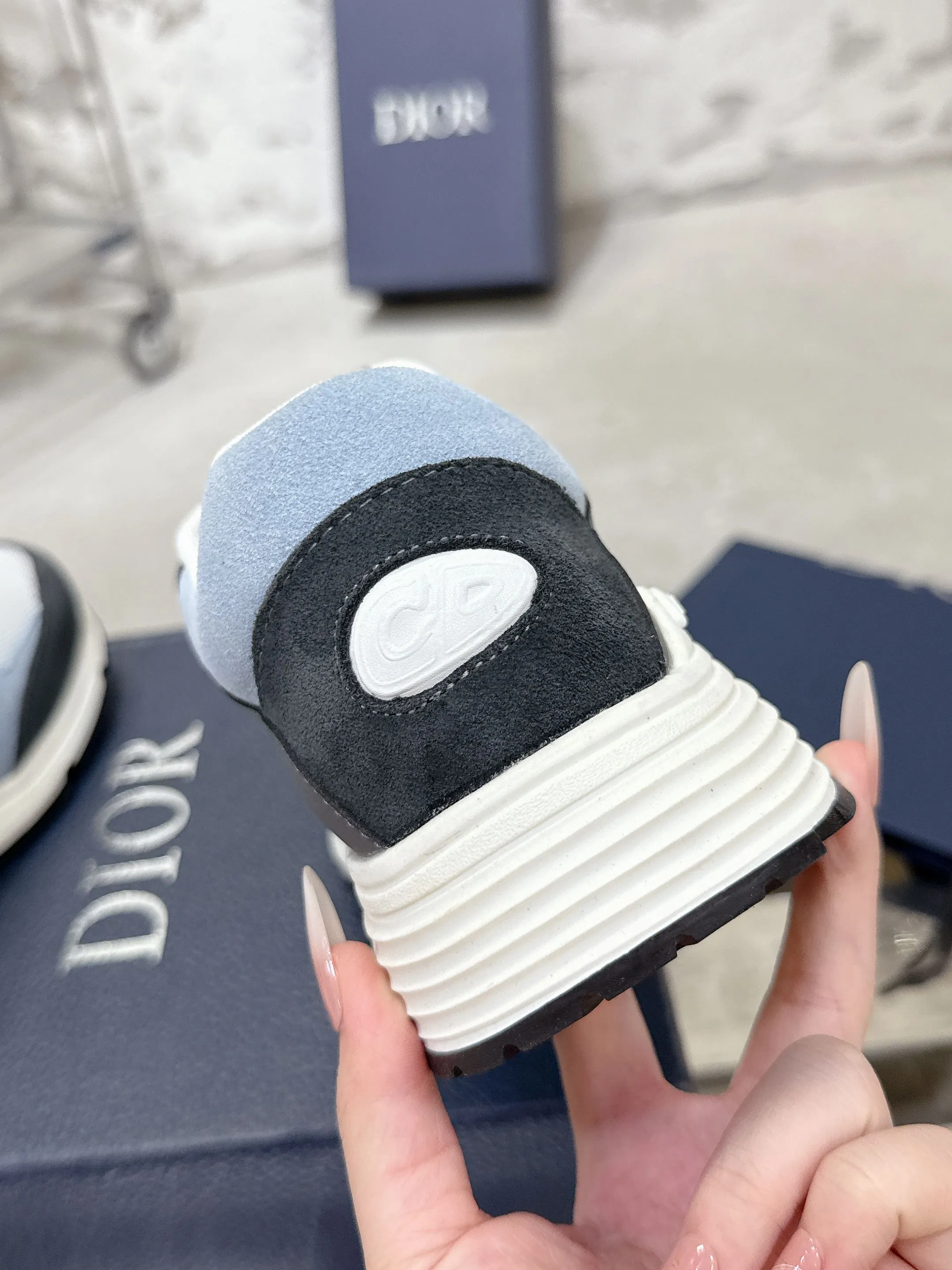 👟👟Ex-factory price 540👟👟 Dior Dior’s latest color matching B30 series dad sneakers. Original version 18,000💰 purchased for development and production. Brand new B30 sneakers. Dad Shoes style shoes that follow the trend of the retro market. The Dior logo on the tongue also indicates that this pair of shoes is the B30 model! B30 uses fine-textured leather and mesh cloth materials to form a shoe body. There are conspicuous letters CD on both sides of the shoe body to indicate identity. Many lines on the shoe body outline details to make the shoes look less monotonous and full of retro flavor. The delivery counter is exquisitely packaged🛍📦 ▪️Fabric: Original customized technical fabric + mesh ▪️Inner lining: Customized breathable lining ▪️Outsole: Original molded IP foam + TPU outsole ▪️Sole thickness: 3.5CM ▪️Size: Men’s size 39-45